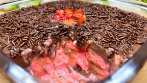  Pavê fácil e rápido Bombom de Morango
