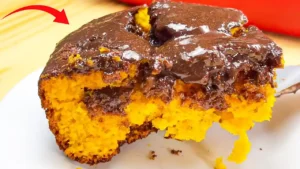 BOLO DE CENOURA COM CASQUINHA DE CHOCOLATE