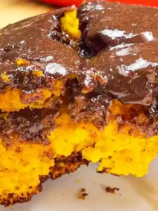 BOLO DE CENOURA COM CASQUINHA DE CHOCOLATE