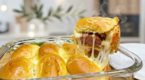 Bisnaguinha Recheada com Linguiça e Queijo no Forno